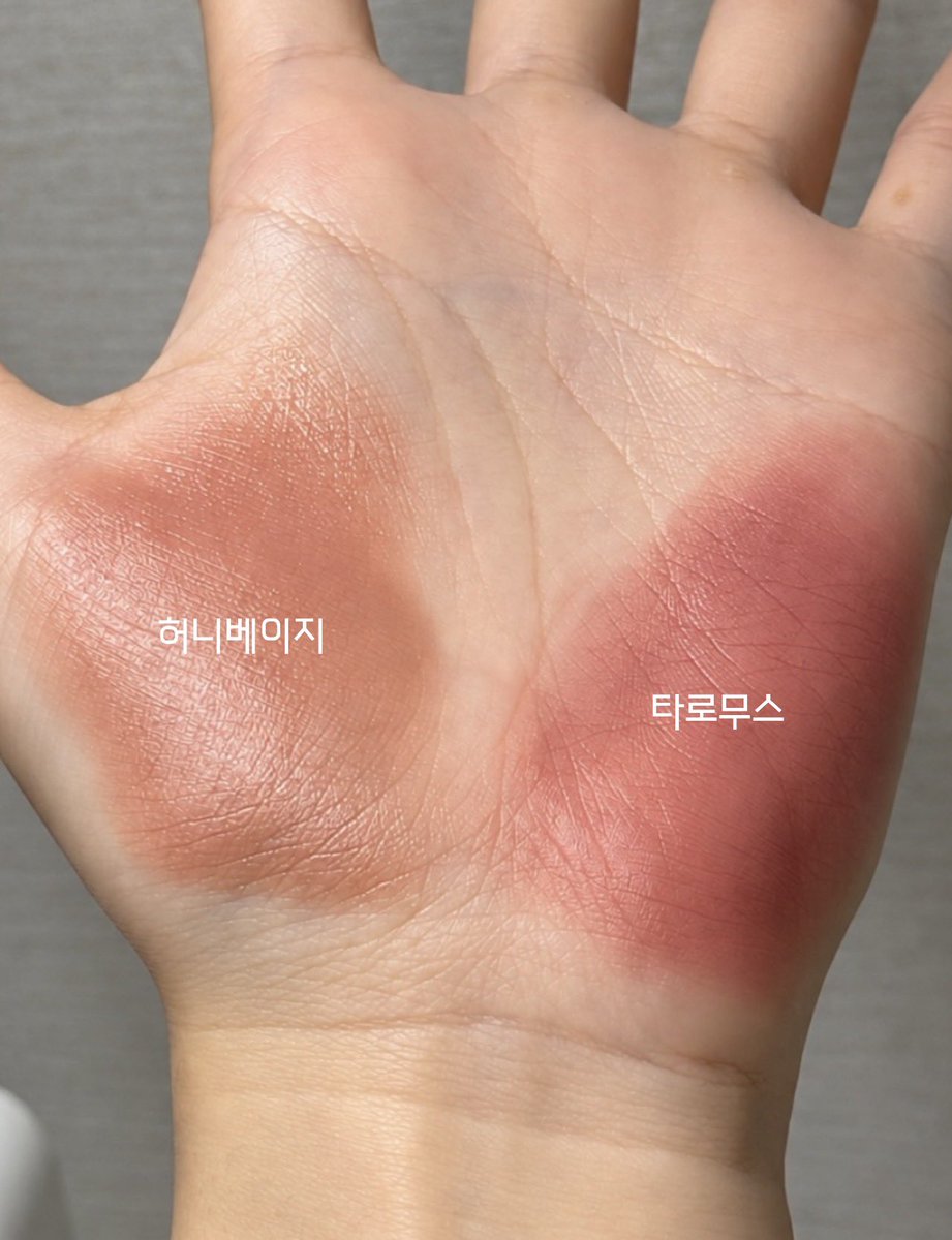 ilovemymeyou's tweet photo. #제품제공 @Apieu_official 

동글동글 조랭이떡 같은 이 틴트 뭐예요?

🫧어퓨 모찌 블러 틴트

입술 뽀송 찹쌀떡 만들어주는...
뉴트럴 조합으로 딱인 두 가지 색 발라봤어요!
🤍허니베이지
🤍타로무스

둘 조합도 너무 좋고, 다른 틴트랑도 넘 어울리잖아
10월 26일 올리브영 단독 선런칭 잊지말기! https://t.co/Sdl9liaJih