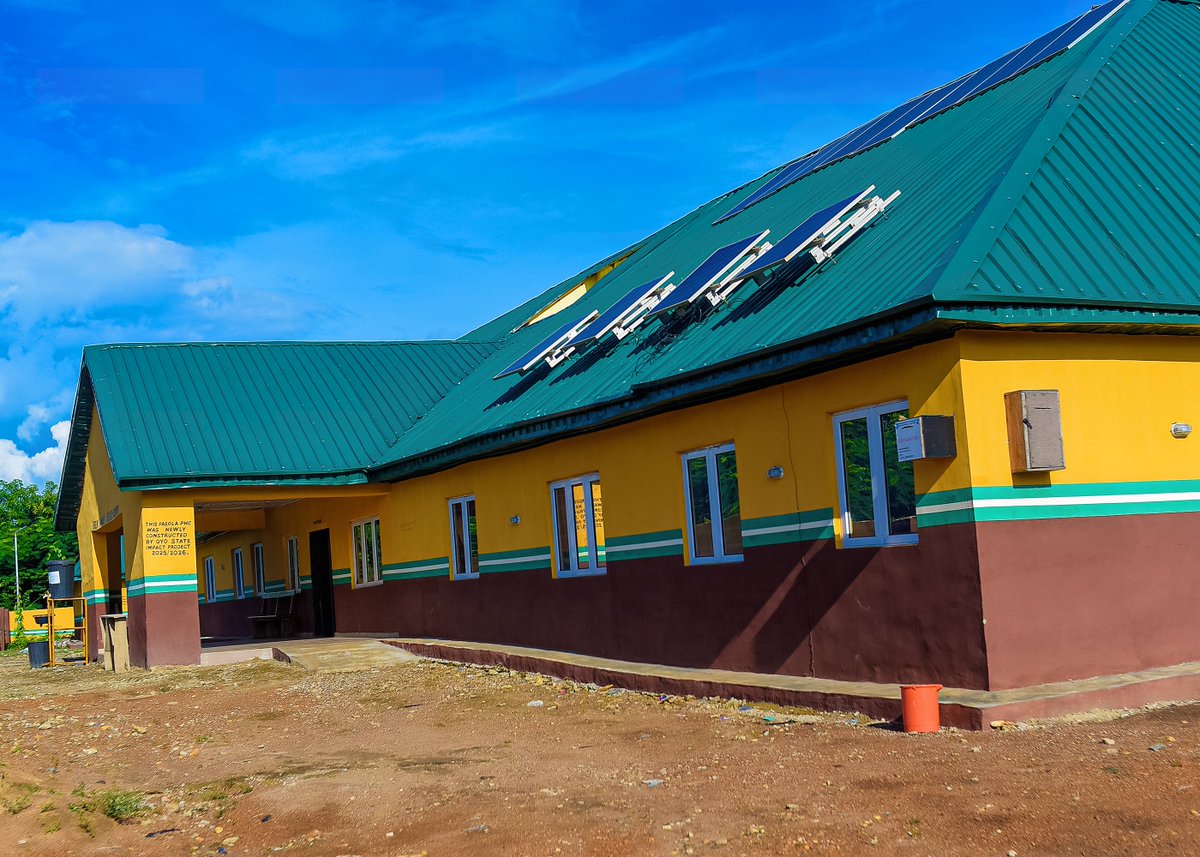 SlayShotit's tweet photo. This is one of the Primary Healthcare Centres PHC constructed by H.E. Gov Seyi Makinde under the One PHC per Ward project in Oyo State.

Over 3,000 healthcare workers have been employed, and work is also ongoing at the LAUTECH Teaching Hospital Annex in Oyo.

Kindly share with us, what Ekiti State Governor achieved in the health sector?