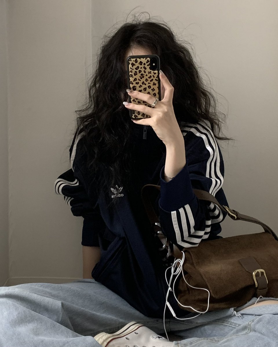 aupresol's tweet photo. 머리 볶고 아디다스 입기 https://t.co/ZtJBQ95oCJ