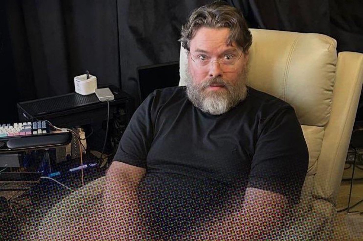 Peplord's tweet photo. 🚨 NEWLY SURFACED PHOTOGRAPH REPORTEDLY CAPTURES THE EXACT MOMENT PULSECHAIN FOUNDER RICHARD HEART WAS APPREHENDED BY TURKISH AUTHORITIES IN ISTANBUL. https://t.co/xwNoA02koV