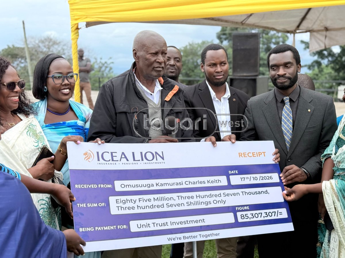TayariWestTV's tweet photo. The Head of the Babiito Clan, Musuuga Charles Kamurasi Akiiki, has today received a cheque of over 85 million shillings from 'well-wishers' in recognition of his courage, wisdom and dedication during the succession process following the death of Omukama Oyo Nyimba Kabamba Iguru Rukidi IV in August. The dummy Cheque was presented to the Musuuga on Saturday at Karuzika Palace in Fort Portal City.
πΈ: @JustineNasha
#TayariWestUpdates
