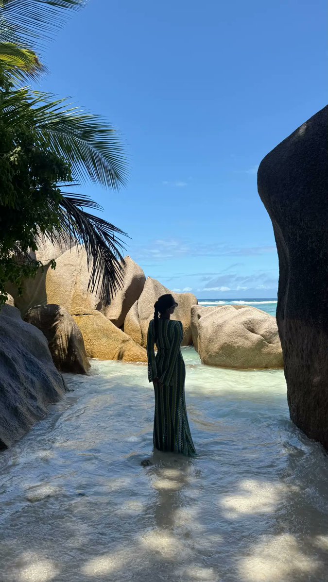 FabiennLuc's tweet photo. Cant belive that this place is on earth 🩵#seychelles #ansesourcedargent #ladigue #honeymoon #seychellestiktok🇸🇨 https://t.co/X7XPqzETwx