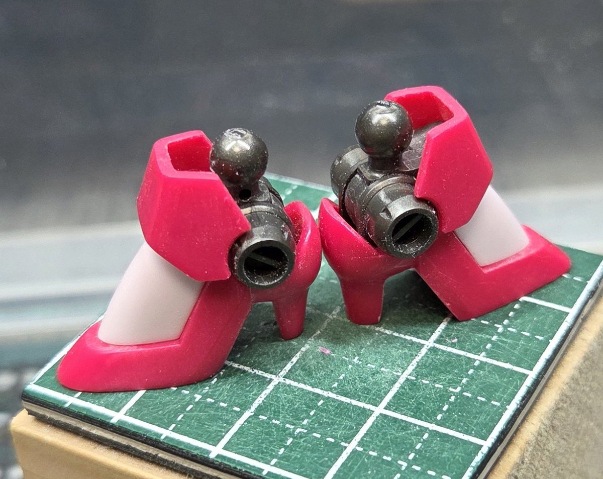 variouscreator's tweet photo. 腕の先をすぼめながら延長
指も細く削っています

身長が伸びた分
スカートも延長したり
板を増やしました

足裏を裏打ちして爪先を
足の甲に合わせたアールに削り
ヒールを立つのに
支障がないくらいに細く削りました https://t.co/64Y9zlimf9