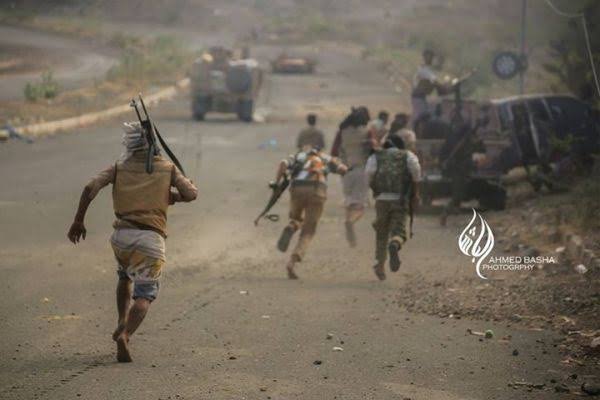 Taiz_Now1's tweet photo. 🚨🚨عااااااااجل - تعـــــــــــــــز

مواجهات هي الأعنف تدور الآن بين أبطال الجيش والمقاومة والمليشيا الحـ.ـوثيةفي المطار القديم وجبهة مدرات غرب مدينة تعز

وأعمدة الدخان تتصاعد من آليات عسكرية حو.ثية جرى استهدافها على أيدي الأبطال. 

#تعز https://t.co/1OHYWc0As7