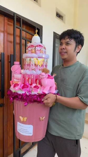 HWOOKnpd's tweet photo. happy birthday el, happy birthday wowok, happy birthday jibel volcy, ember pink mu sudah ready https://t.co/HpBsjBXJjc