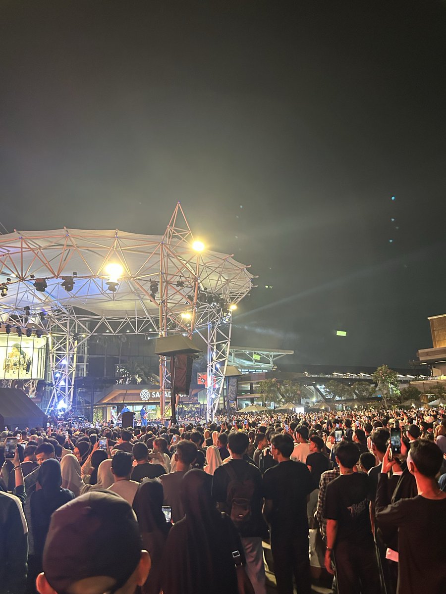 gadinglyfe's tweet photo. Malam Minggu + ARMADA + Perbaikan Bunderan https://t.co/1A09fKfOhf