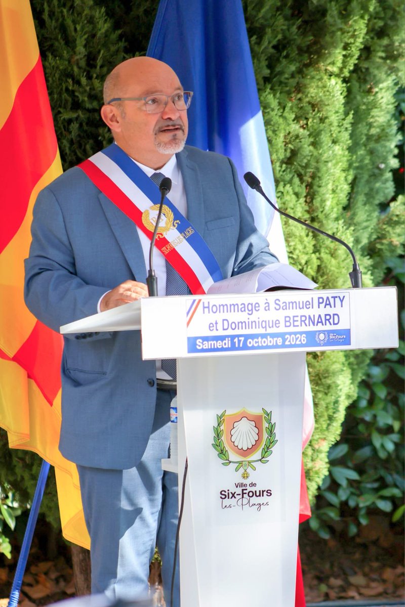 villedeSixFours's tweet photo. Cérémonie d’hommage à Samuel Paty et Dominique Bernard à Six-Fours-les-Plages 🇫🇷
En présence des élus, des porte-drapeaux et des citoyens, le Maire a réaffirmé son soutien aux familles et son attachement indéfectible aux valeurs de la République et à la liberté d’enseigner. https://t.co/6SIgud5VBS