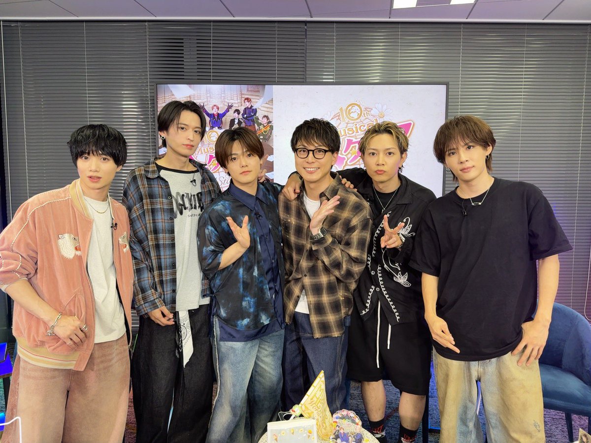 Ryoki_N0826's tweet photo. 10th Anniversary
ミュージカル「ヘタリア〜World☆Starts～」
⭐️開幕直前特番⭐️

ありがとございました！！
たのしかったぁ…！
おじゅがサイボーグになりました。これで半永久的にヘタミュができます。ふふ。

#ヘタミュ https://t.co/Thw4IqWLhW