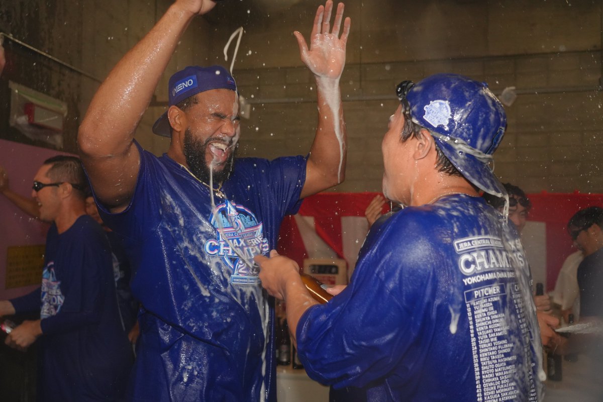 ydb_yokohama's tweet photo. ばんざーい！🍻

#エンカーナシオン 選手
#ビールかけ 
#JERAクライマックスセ 
#CLIMAX 
#baystars https://t.co/NOmsAVPAMO