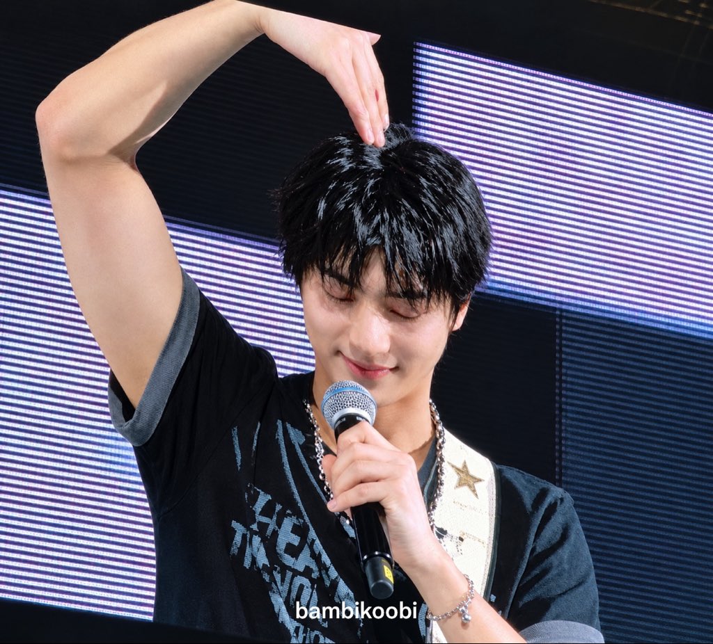 winthvbear's tweet photo. จนมาเห็นกับตามาก ㅜㅜ ♡ 

#SawaddeeONEWE 
#Kanghyun #ONEWE
#ONEWEinBKK
#KLiveFestival https://t.co/7Sg4qdSF8p