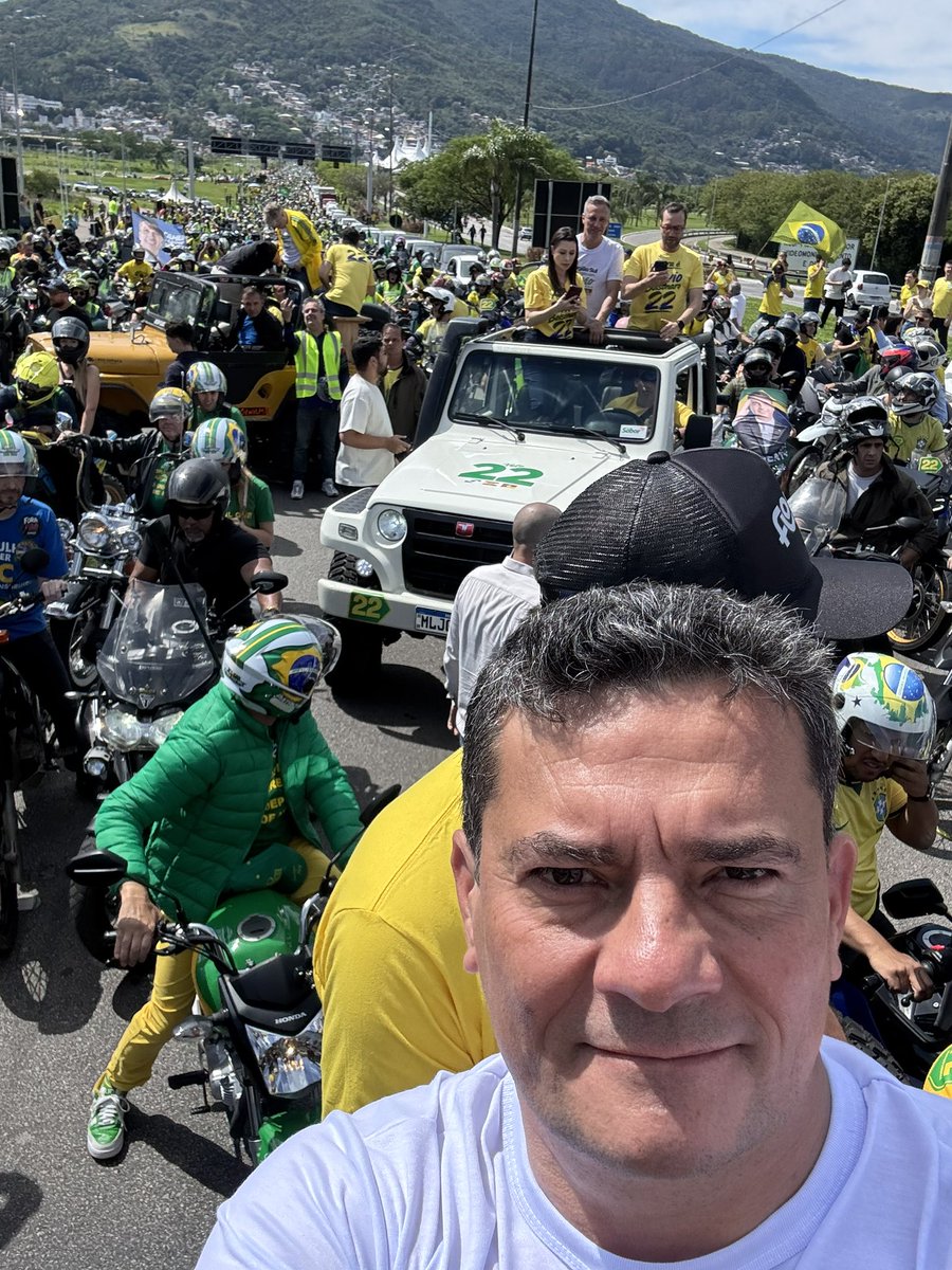 SF_Moro's tweet photo. Mega motociata em Florianópolis.

Vote @FlavioBolsonaro 22. https://t.co/z2skT45aNP