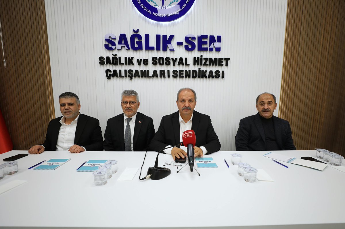 sagliksen's tweet photo. Genel Başkan Mahmut Faruk Doğan: 

📌Gece ve gündüz çalışan sağlık profesyonellerimiz aynı maaşı alıyor. Bu adaletli değil. 

📌Hekim, hemşire, ebe, tekniker gece çalışıyorsa maaşını ona göre fazla almalı. 

📌Gece ile gündüz arasındaki ücret farkının sağlanması için mücadelemizi sürdürecek, bu konuyu her platformda gündeme getirmeye devam edeceğiz.

Sağlık-Sen Ankara 8 Nolu Şubesi'nin İl Divan Toplantısı'nda Genel Başkan Mahmut Faruk Doğan ile Genel Sekreter Durali Baki ve Genel Başkan Yardımcısı Yasin Barutcu, Ankara Etlik Şehir Hastanesi'nde çalışan sağlık profesyonelleriyle buluştu.

⤵️
https://t.co/oLwwsRyxje