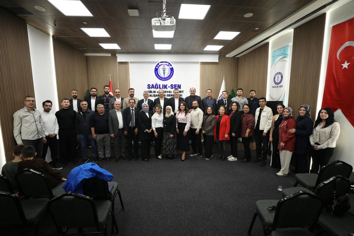sagliksen's tweet photo. Genel Başkan Mahmut Faruk Doğan: 

📌Gece ve gündüz çalışan sağlık profesyonellerimiz aynı maaşı alıyor. Bu adaletli değil. 

📌Hekim, hemşire, ebe, tekniker gece çalışıyorsa maaşını ona göre fazla almalı. 

📌Gece ile gündüz arasındaki ücret farkının sağlanması için mücadelemizi sürdürecek, bu konuyu her platformda gündeme getirmeye devam edeceğiz.

Sağlık-Sen Ankara 8 Nolu Şubesi'nin İl Divan Toplantısı'nda Genel Başkan Mahmut Faruk Doğan ile Genel Sekreter Durali Baki ve Genel Başkan Yardımcısı Yasin Barutcu, Ankara Etlik Şehir Hastanesi'nde çalışan sağlık profesyonelleriyle buluştu.

⤵️
https://t.co/oLwwsRyxje