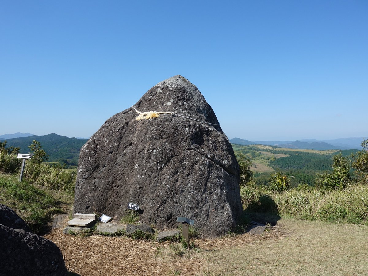 fumingzero's tweet photo. そして、オートポリスの近くと知り、押戸石の丘、行ってきました。
「空への咆哮」とかラストアルバム「翼」のロケ地ですが、空が広くて、気持ちの良い聖域でした。
メンバーが、ひょっこり岩陰から出てくるんじゃないかって思わせるような。
本当に凄いグループでした。
また会いたい。
#九州女子翼 https://t.co/7R8uacgnn9