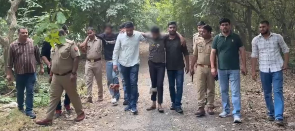 noidapolice's tweet photo. थाना कासना :-  नाबालिग बच्चे का अपहरण करने वाले 05 अभियुक्त (03 पुलिस मुठभेड़ में घायल) व 02 अभियुक्ता गिरफ्तार, कब्जे से अपर्हत बच्चा, अवैध शस्त्र, नाबालिक बच्चे की तस्करी से प्राप्त रुपयों में से शेष बचे हुए नगद रुपये, घटना में प्रयुक्त कार व मोटरसाइकिल बरामद। https://t.co/lvlmZiFyhD