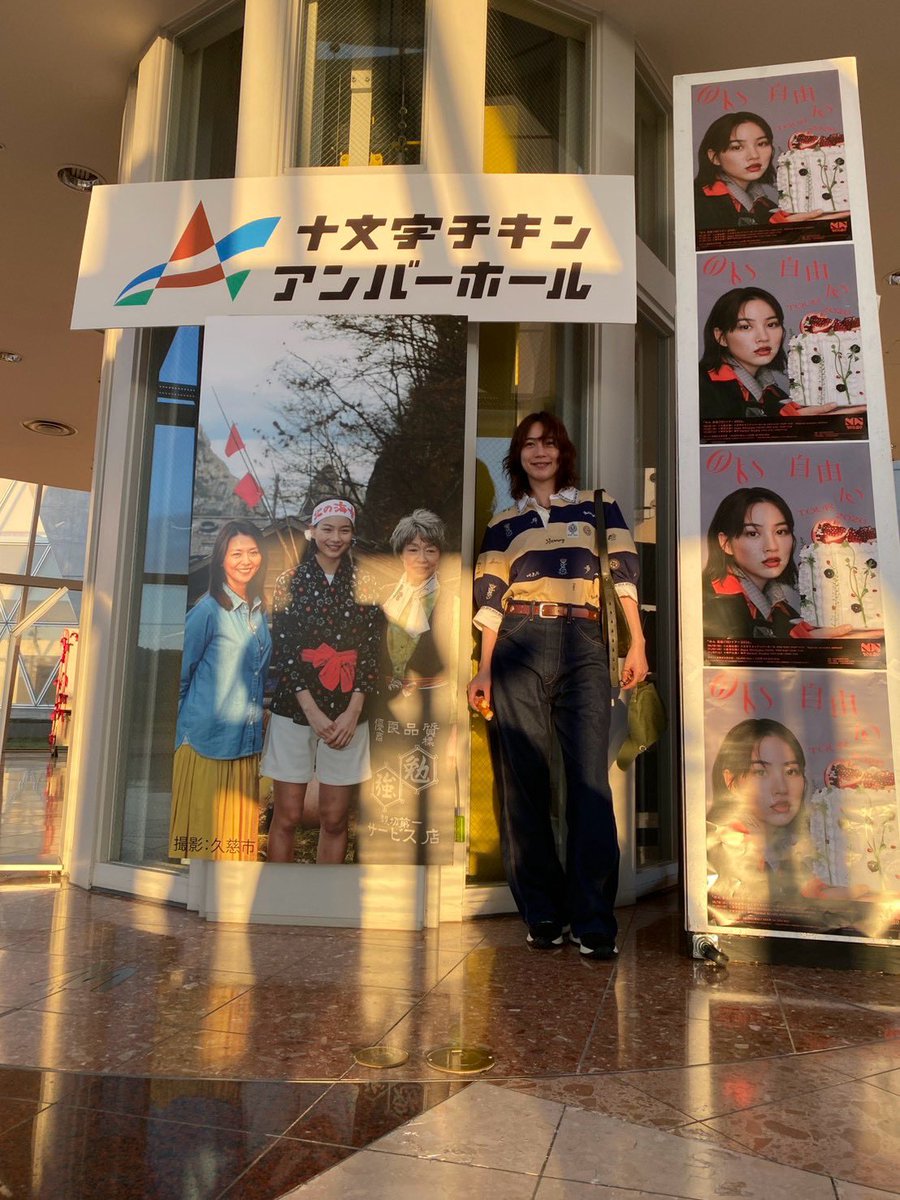 non_dayo_ne's tweet photo. 明日、「のん自由(10)ツアー��がいよいよスタートします。
会場のアンバーホールでの写真です。
なんと私のこれまでを振り返ることの出来るコーナーを作っていただきました。かなりのボリュームで嬉しくなりました。
私のアート作品であるこけし灯籠と一緒に、是非見ていってください。ライブが終わったあとも少しの間展示していてく���るみたいです。
明日、久慈で会おう。 のん
#のん自由ツアー