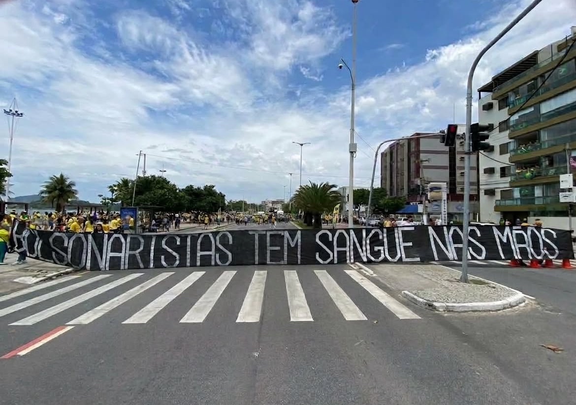 caiocpr1's tweet photo. E na Micareta do 22 que rolou aqui em Vitória hoje, com a presença do Flávio, Nikolas e outros, uma galera grandona estendeu essa faixa no meio dos bolsonaristas:

BOLSONARISTAS TÊM SANGUE NAS MÃOS

Créditos: Flamengo Antifascista https://t.co/vi4PCULoU3