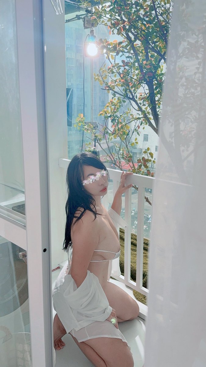 mp2ur's tweet photo. 謝謝 @BrianPhoto_tw 布萊恩老師邀請，今天來棚拍囉，滿特別的體驗🥰聽說老師之後還會幫我上架到平台，不知道會有人支持嗎🥲 https://t.co/Ash9tvhH6N