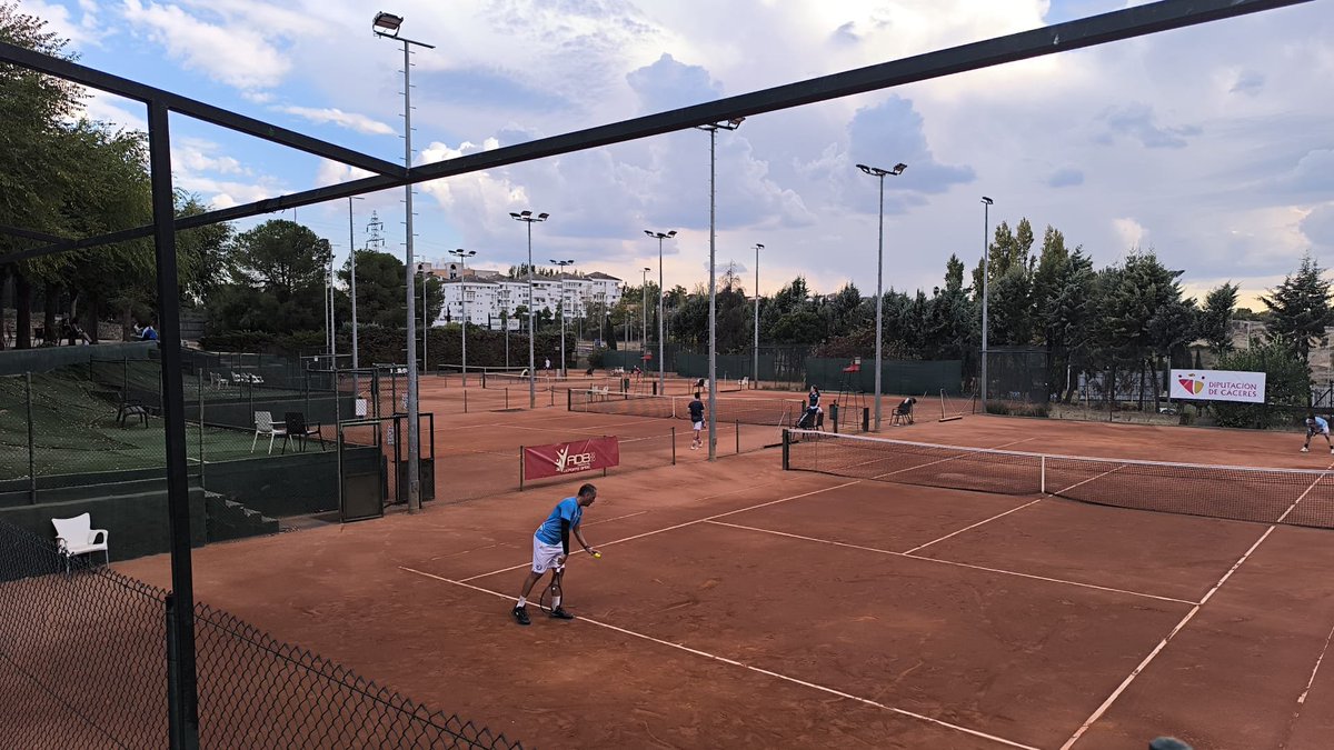 FedExtTenis's tweet photo. Penúltimo torneo antes del Master Regional y del Nacional, hoy ha comenzado el Torneo de Cáceres “Trofeo @DiputacionCC  ” en las pistas de @CabezarrubiaCC   , a por los últimos puntos en juego… @jovendeportEXT https://t.co/6A3B6WjT7h