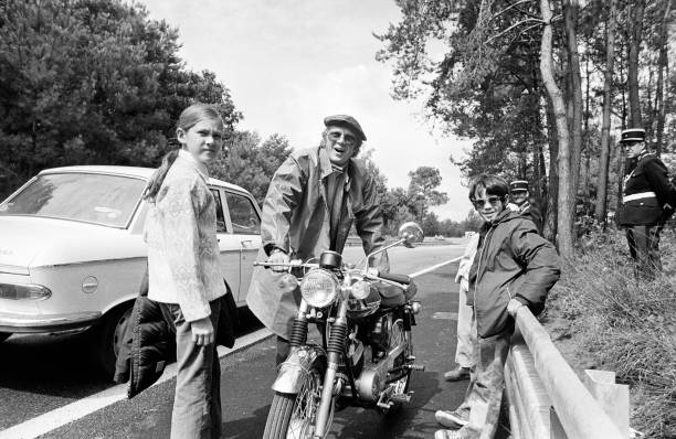 SteveMcQueenPod's tweet photo. Steve McQueen relaxing with his daughter Terry and his son Chadwick on the set of LE MANS, in June of 1971 in Le Mans, France #SteveMcQueen #Bullitt https://t.co/XyFaVdD3DJ
