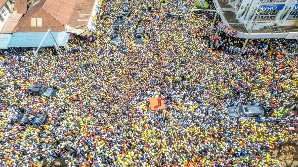 Terriz_Sam's tweet photo. SPONSOR @4thPresidentKE, Leo usizime TV! Eldoret City imekupa HOMEWORK ya kuanalyze mpaka 2027. 

The CITY OF CHAMPIONS has spoken! Ground imeleta DATA ambayo hashtags, Twitter noise na boardroom meetings haziwezi kuficha. Your opposition was busy making noise, but leo ground imewakumbusha kwamba politics ni zaidi ya keyboard warriors.

Sponyo, remain tuned! Hii episode ya Eldoret usiiskip!
