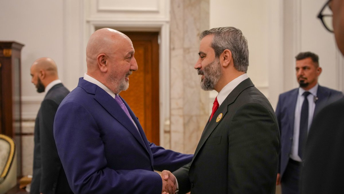 syrianmofaex's tweet photo. التقى وزير الخارجية والمغتربين السيد أسعد حسن الشيباني رئيس جمهورية العراق الشقيق السيد نزار محمد سعيد آميدي، وذلك على هامش أعمال الدورة الثانية والخمسين لمجلس وزراء خارجية دول منظمة التعاون الإسلامي، المنعقدة في العاصمة العراقية بغداد.

وتناول اللقاء سبل تعزيز العلاقات الثنائية بين البلدين الشقيقين وتطوير التعاون في كافة المجالات لا سيما الاقتصادية والأمنية، إلى جانب استعراض التطورات الإقليمية وانعكاساتها على البلدين، كما تم التأكيد على أهمية زيادة التنسيق والتشاور بما يدعم الأمن والاستقرار في المنطقة.