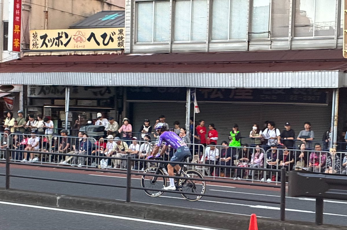 hasibiroco's tweet photo. クリテリウム、目が追いつかず展開が把握できないくらいハイスピード
折り返してきた反対車線を走る選手たちを見てなんとかわかる勢いで、改めて凄さを体感
スタート前、後方で静かに集中を高めていたのか、あえて最後尾から走り始めたクイン・シモンズとマイケル・マシューズも熱かったー https://t.co/E7Ip4vceeI
