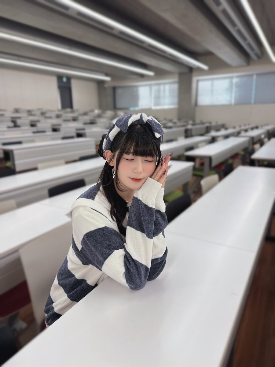 Iida_Hikaru_828's tweet photo. 大学の講義室、座ってみたかったんだ…！！！！✨️✨️✨️うれしい☺️☺️ https://t.co/ISuXKNag2r