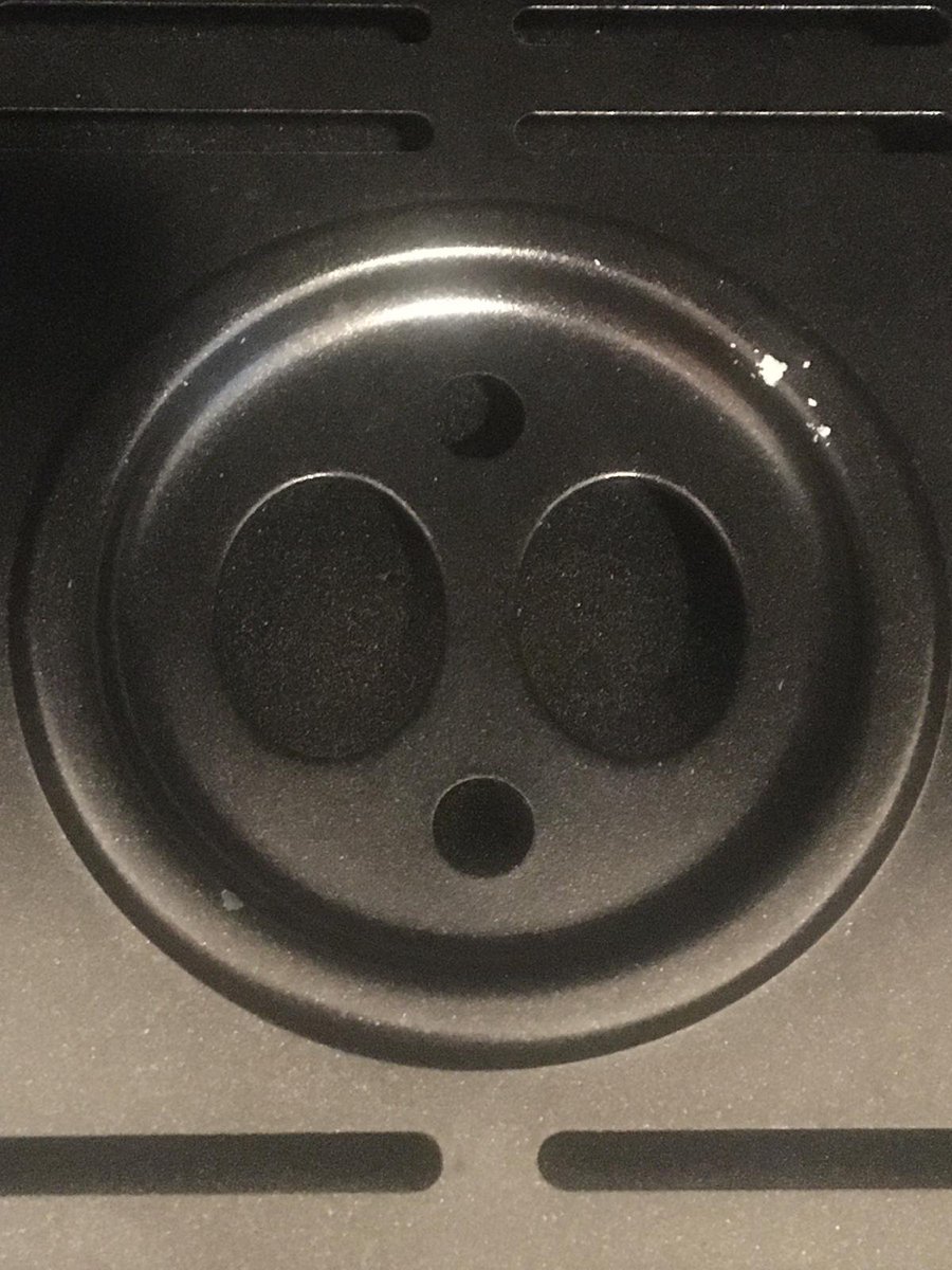 tobwen's tweet photo. Mein #Airfryer von @lidl ist nicht mal zwei Monate alt und schon platzt die Beschichtung vom Frittiereinsatz ab. Offenbar ein Fabrikationsfehler, weil das Ersatzteil bereits ausverkauft ist. Somit wird die Gewährleistungsanfrage im Sande verlaufen. #billig #Silvercrest #Hoyer https://t.co/nhYkNyw6mB
