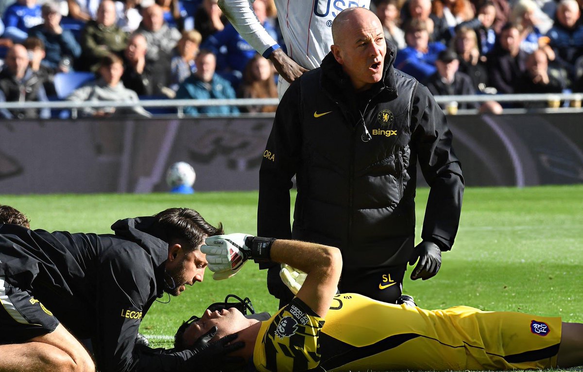 BlueSeasonDaily's tweet photo. 🚨🤕BREAKING: Emiliano Martinez went down injured and was stretchered off after a collision with Everton’s Jarrad Branthwaite.

Get well soon, Dibu.💙🧤

#ChelseaFC  #EVECHE https://t.co/vGyygPeQg4