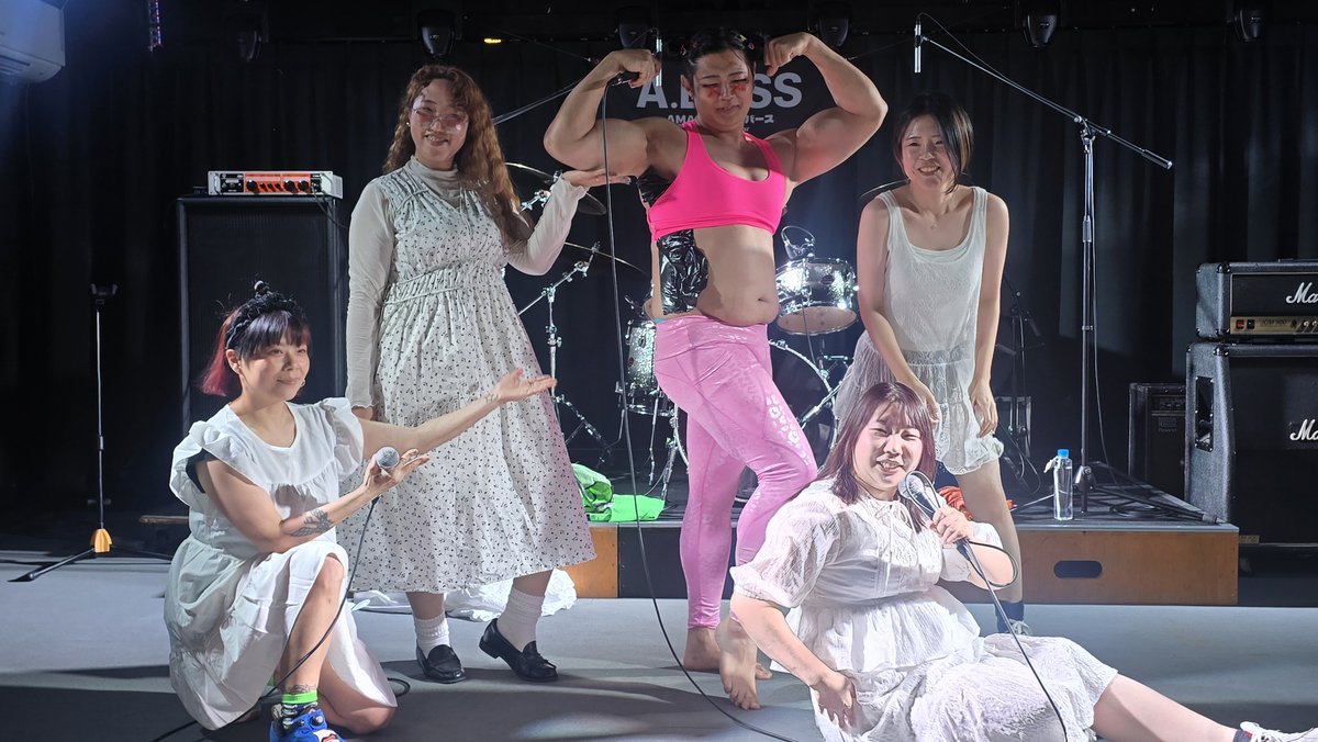 umeyann's tweet photo. 本日は、尼崎BASS で行われた、月極フラッフィーズ555を見に行って来ました🎵
Ernst 絡みでない月フラを見るのは初めて🎶
バーローさんのアイドル、カリスマトレーナー、パンダの七変化最高😆
もちろんあーや、あんじ、、なのに、テミョンの四人も素敵🎶
最後の食べ放題まで、今日も最高でした🙏 https://t.co/w6zXjRAJdL