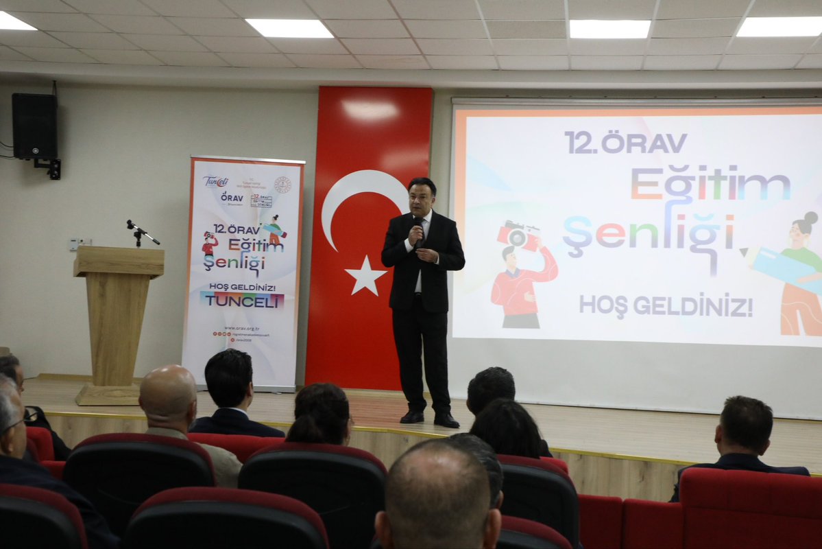 Tunceli_MEM's tweet photo. 📚 12. ÖRAV Eğitim Şenliği Gerçekleştirildi 

Öğretmenlerimizin mesleki ve kişisel gelişimlerini desteklemek, eğitimde yenilik��i yaklaşımları paylaşmak ve öğrenme kültürünü güçlendirmek amacıyla düzenlenen 12. ÖRAV Eğitim Şenliği, ilimizde gerçekleştirildi. 

Programa Vali Yardımcımız Sayın Adem Eser, İl Müdürümüz Sayın Bahameddin Karaköse, ÖRAV temsilcileri, şube müdürlerimiz, okul yöneticilerimiz ve öğretmenlerimiz katıldı. 

Programda konuşan İl Müdürümüz Sayın Bahameddin Karaköse, hızla değişen ve gelişen dünyada ülkelerin en önemli gücünün nitelikli insan kaynağı olduğunu, bu kaynağın yetiştirilmesinde ise öğretmenlerin belirleyici bir rol üstlendiğini vurguladı.
Öğretmenliğin yalnızca bilgi aktarmakla sınırlı olmadığını; rehberlik, liderlik, rol model olma ve öğrencilerin potansiyelini ortaya çıkarma gibi çok yönlü sorumluluklar taşıdığını belirten Karaköse, öğretmenlerin bu değişime öncülük edebilmeleri için kendilerini mesleki ve kişisel yönden sürekli geliştirmelerinin önemine dikkat çekti. Öğrenciyle kurulan güven ilişkisinin ve öğrenme merakını canlı tutmanın eğitimin niteliği açısından taşıdığı değere değinerek ÖRAV Eğitim Şenliği'nin bu gelişim sürecine önemli katkılar sunduğunu ifade etti. 

Açılış programındaki konuşmaların ardından Doç. Dr. Serkan Demir tarafından “Maarif Modeli Işığında: Geleceği İnşa Eden Beceriler” başlıklı eğitim gerçekleştirildi. 

Eğitim şenliğinde öğretmenlerimiz, farklı konu ve içeriklerde düzenlenen atölye çalışmalarına katılarak mesleki deneyimlerini paylaşma, yeni bilgi ve beceriler kazanma fırsatı buldu.

@tcmeb @Yusuf__Tekin @sefikaygol @BahameddinK