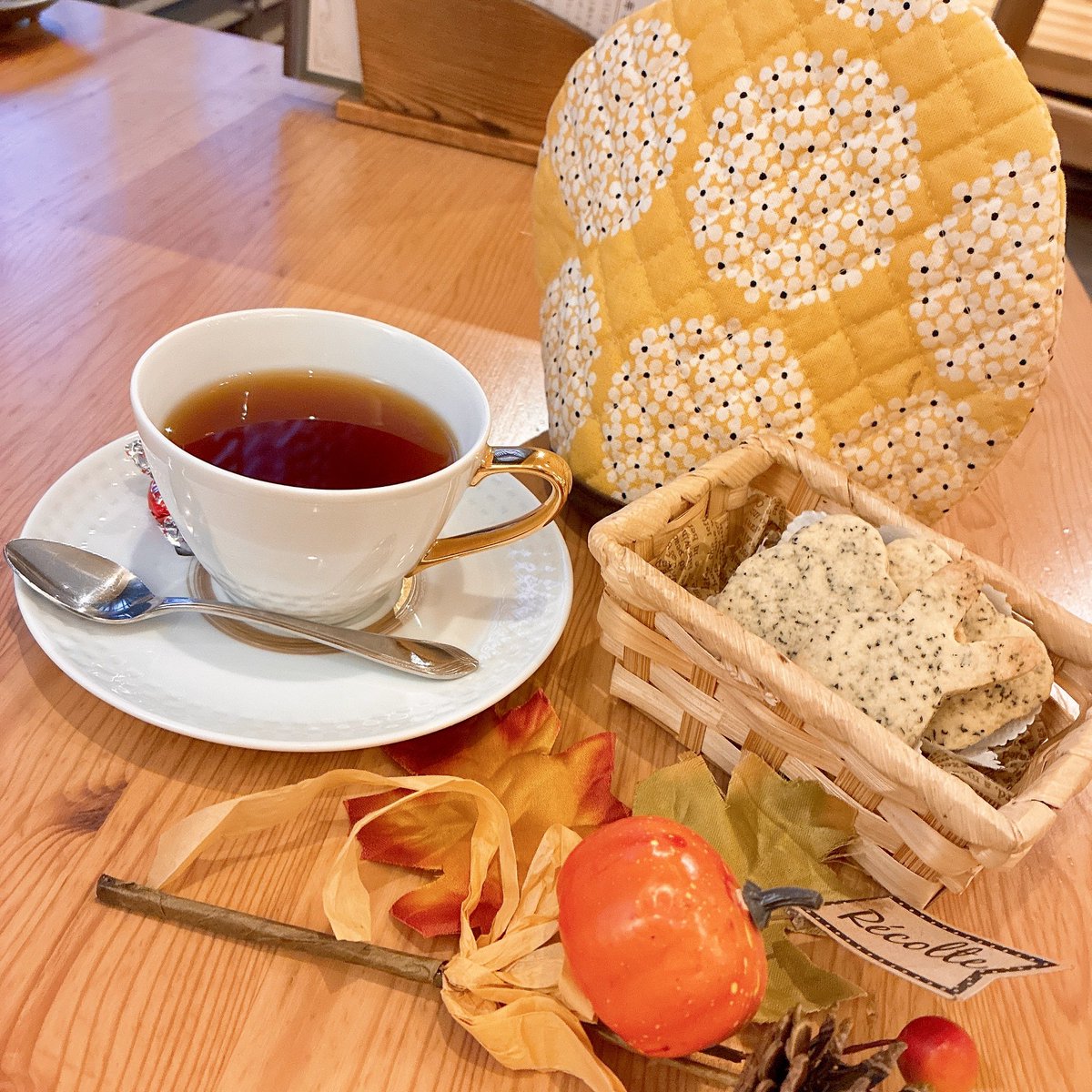 KomorebiFika's tweet photo. コモレビフィーカでございます🌿
近頃は肌寒い日も増えて参りましたね。

当ティーサロンでは、種類豊富な紅茶や、メイド手作りの焼き菓子をご用意しております。

温かいものが恋しくなりましたら、ぜひお立ち寄りくださいませ。
皆様のご来館をお待ちしております✨️
#愛知  #メイドカフェ  #紅茶 https://t.co/7lbovfekG5