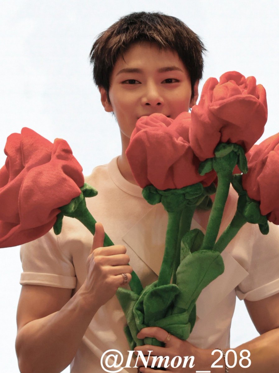 top_ayen's tweet photo. AWW YENI WITH ROSES 🐈‍⬛🌹 https://t.co/8yjXCWaRBd