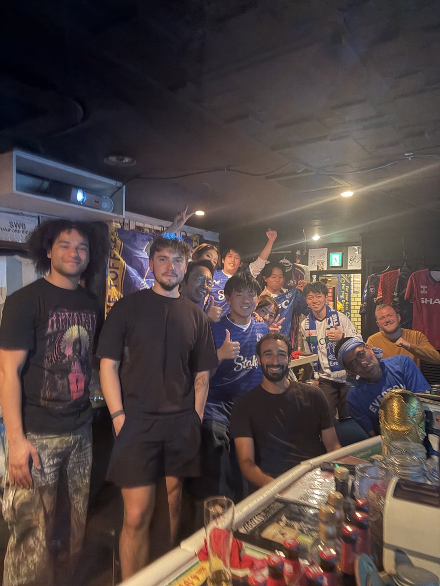 Bar_ShakeHands's tweet photo. エバートンサポーター観戦会(IN大阪)
現地リヴァプールからもご来店！
この後逆転してもらいたい🍀
＃エバートン
＃サッカー観戦会
＃プレミアリーグ観戦会
＃プレミアリーグ
＃チェルシー https://t.co/WQ6DwMOkHG