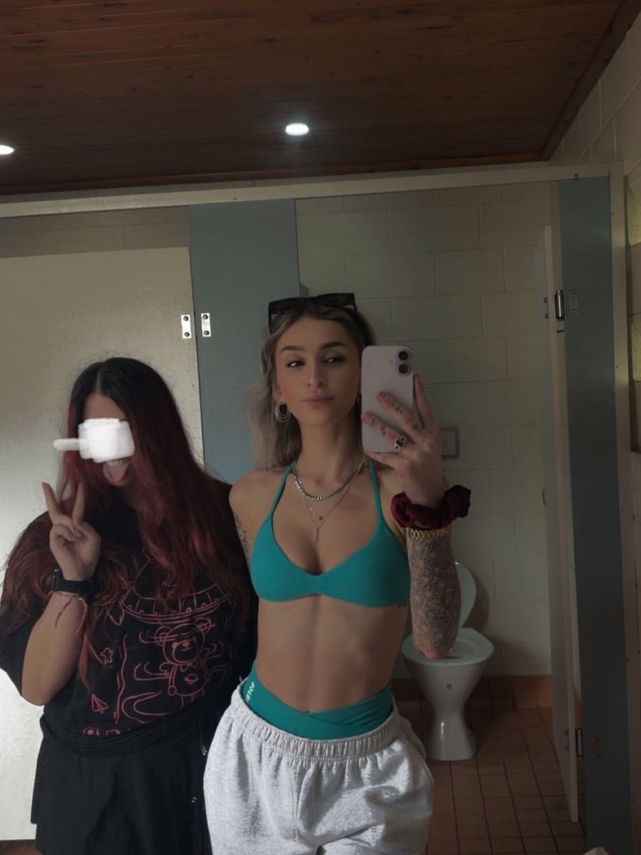 Sxagold's tweet photo. @gIockage wanna jerk to me &amp; my sis? https://t.co/zOxzaKnHSM