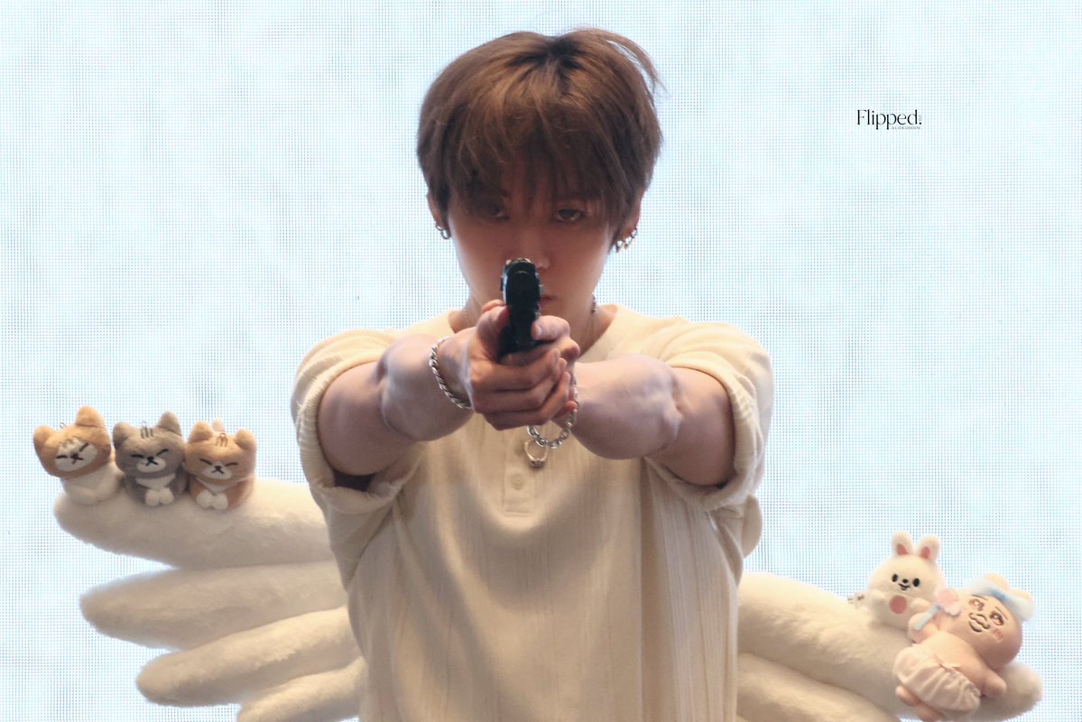staysday6's tweet photo. lee know really does look like he should be on a movie poster https://t.co/CUjqaC1ZJ3