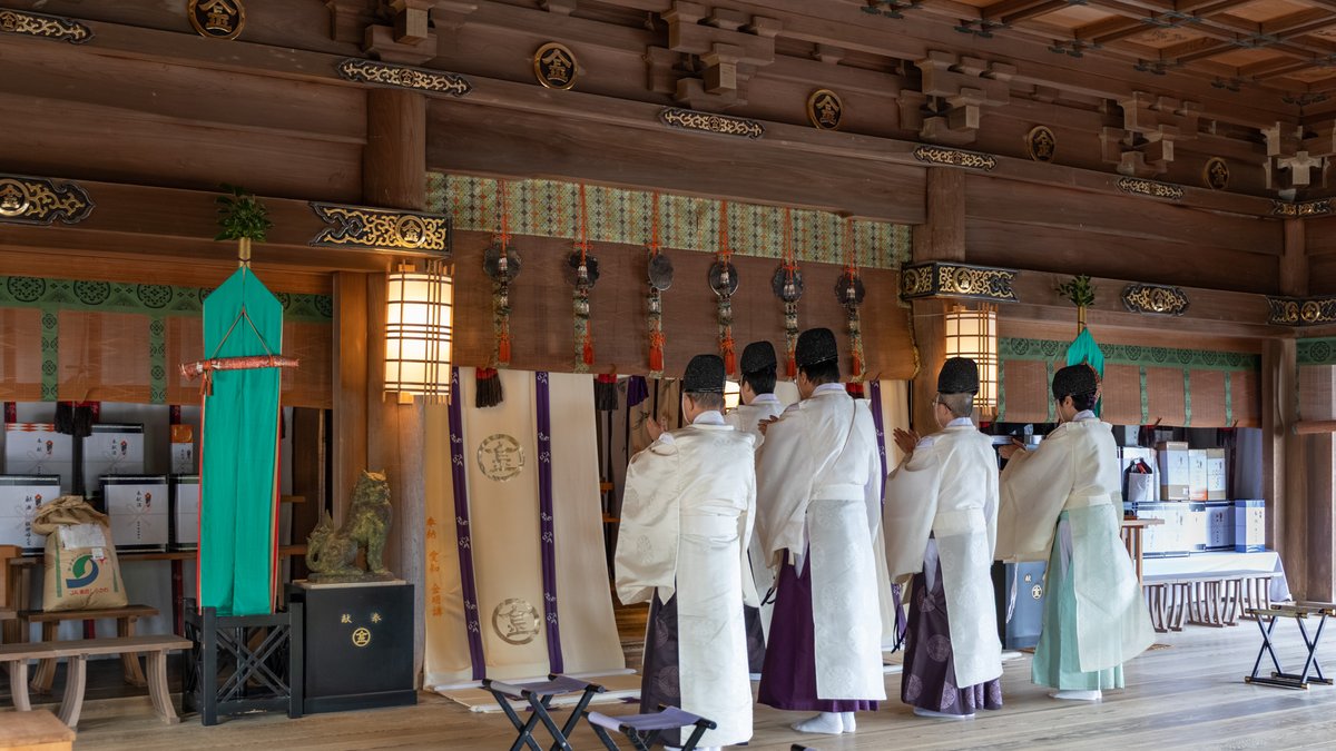 kotohiranomiya's tweet photo. 今朝、伊勢神宮の神嘗祭（かんなめさい）を奉祝する「神嘗奉祝祭」を斎行し、伊勢神宮を遥拝いたしました。
神嘗祭は、新穀を最初に天照大御神にささげて、御恵みに感謝するお祭りです。

#こんぴらさん
#神嘗祭 https://t.co/xE1cTAsab5