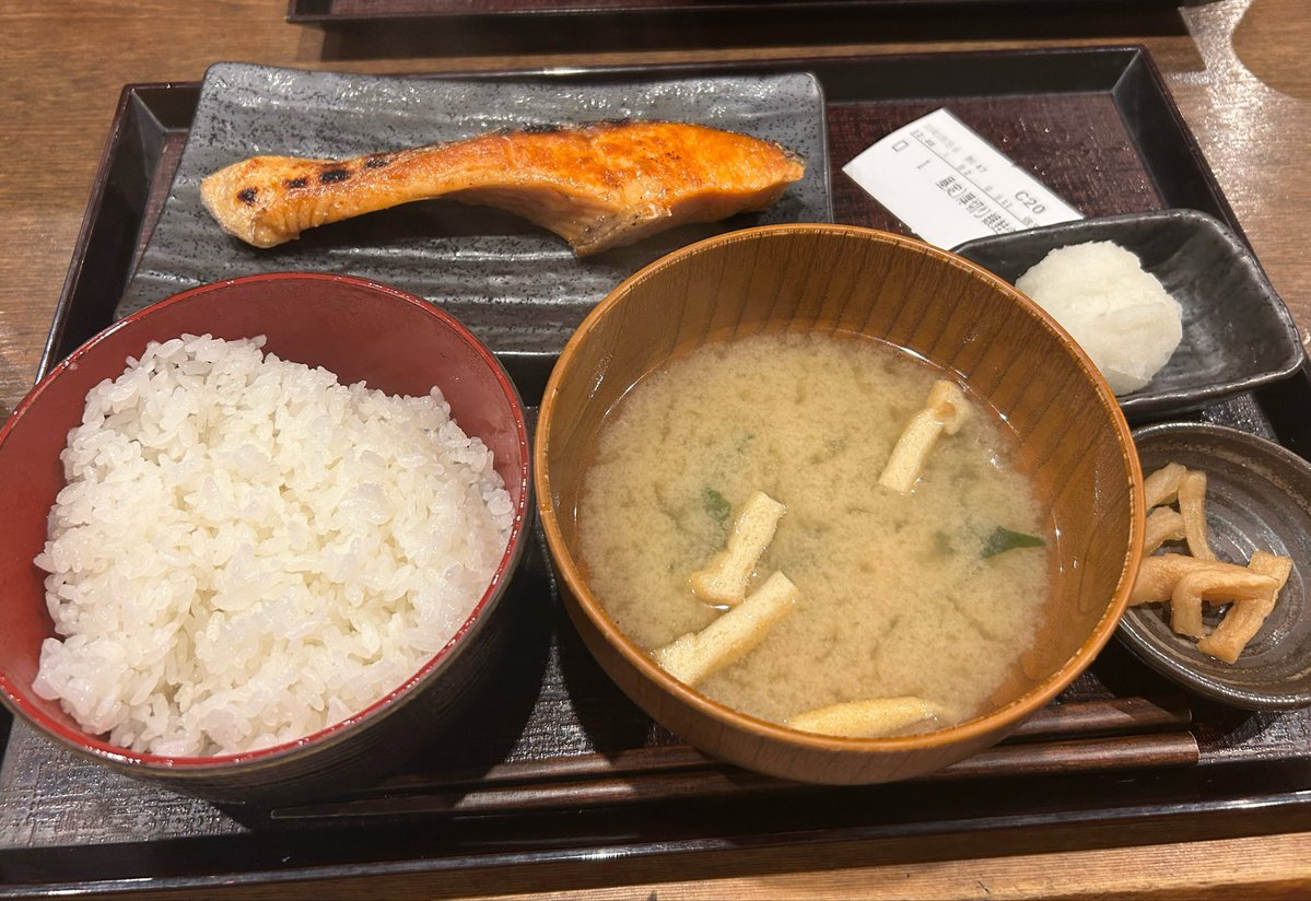 dog02190522's tweet photo. 身長低くて基礎代謝が1090kcalくらいしかないので、外食すると一気にカロリーオーバーになる🥺

低身長なダイエッターの方々はご飯量少なめとかにしてるのかな… https://t.co/G30302tIx1