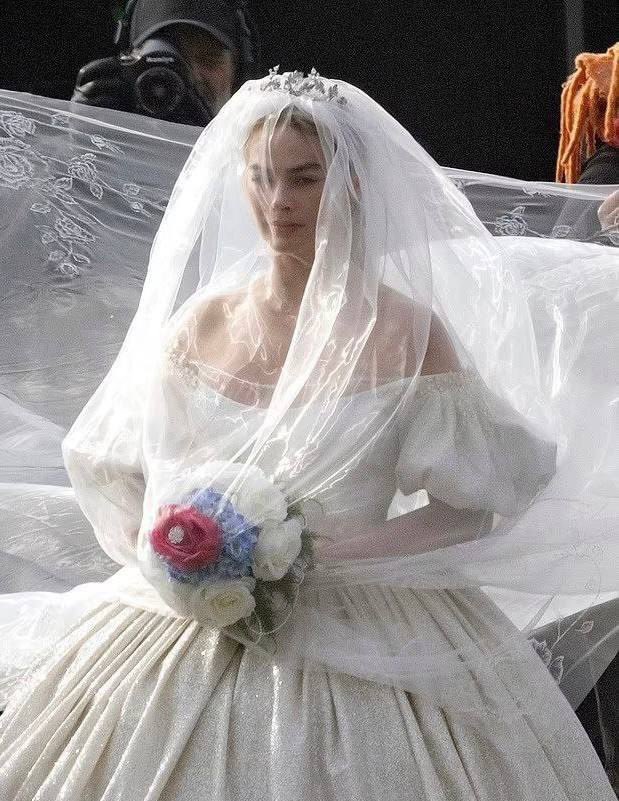 MargotRMedia's tweet photo. Margot Robbie filming Wuthering Heights (2025) https://t.co/CRibbm49mD