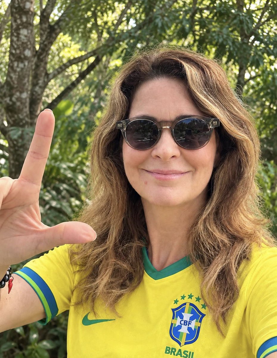 tracklist's tweet photo. Cláudia Abreu declarando apoio a Lula em nova foto. #Eleições2026 https://t.co/N0BteSdLeL