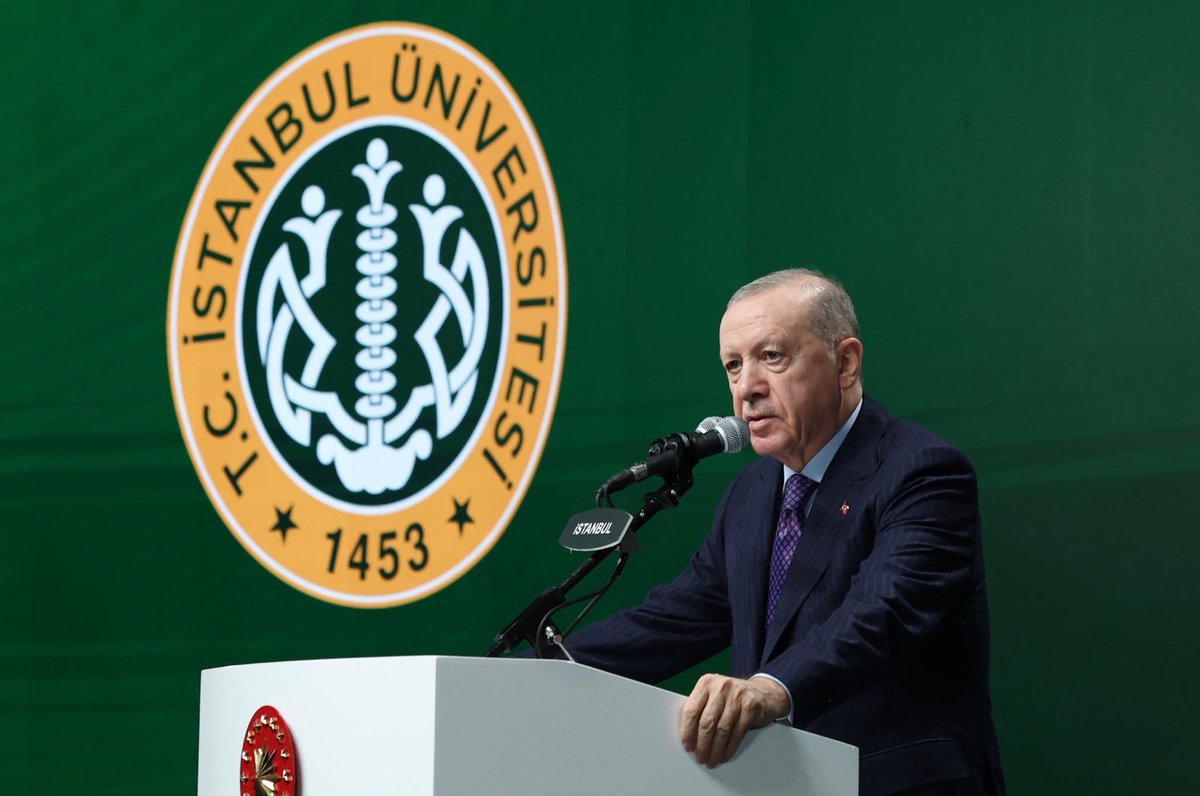 burhanduran's tweet photo. Cumhurbaşkanımız Sayın Recep Tayyip Erdoğan, İstanbul Üniversitesi Hastanesi Çapa Yerleşkesi Toplu Temel Atma ve Toplu Açılış Töreni’nde yaptığı konuşmada, Türkiye’nin sağlık alanında gerçekleştirdiği dönüşüme ve sağlık altyapısını güçlendirmeye yönelik yatırımlara değindi.

İstanbul Tıp Fakültesi’nin köklü tarihine ve Türkiye’nin sağlık birikimine dikkat çeken Cumhurbaşkanımız, açılışı gerçekleştirilen Dahiliye ve Esenyurt hastaneleriyle sağlık hizmetlerinin kapasitesinin artırıldığını belirtti. Yeni hastanelerin yanı sıra temeli atılan Ortopedi, Travmatoloji ve Cerrahi 2 Hastanesi’nin de modern sağlık altyapısına katkı sunacağını ifade etti.

Son 24 yılda sağlık alanında hayata geçirilen yatırımlarla vatandaşlara daha hızlı ve nitelikli hizmet sunulduğunu vurgulayan Cumhurbaşkanımız, İstanbul’da 206 sağlık tesisinin hizmete açıldığını ve devam eden yatırımların tamamlanmasıyla toplam yatırım tutarının 350 milyar liraya ulaşacağını kaydetti. Türkiye’nin sağlık hizmetleri için uluslararası düzeyde tercih edilen bir ülke hâline geldiğini belirterek sağlık alanındaki hedeflerin sürdürüleceğini ifade etti.

Sağlık hizmetlerinin niteliğini artırmak ve vatandaşların ihtiyaçlarına daha güçlü şekilde cevap vermek amacıyla yeni adımlar atılacağını belirten Cumhurbaşkanımız, 2026 yılı bitmeden 38 bin hekim dışı personel alımı için ilana çıkılacağını açıkladı.