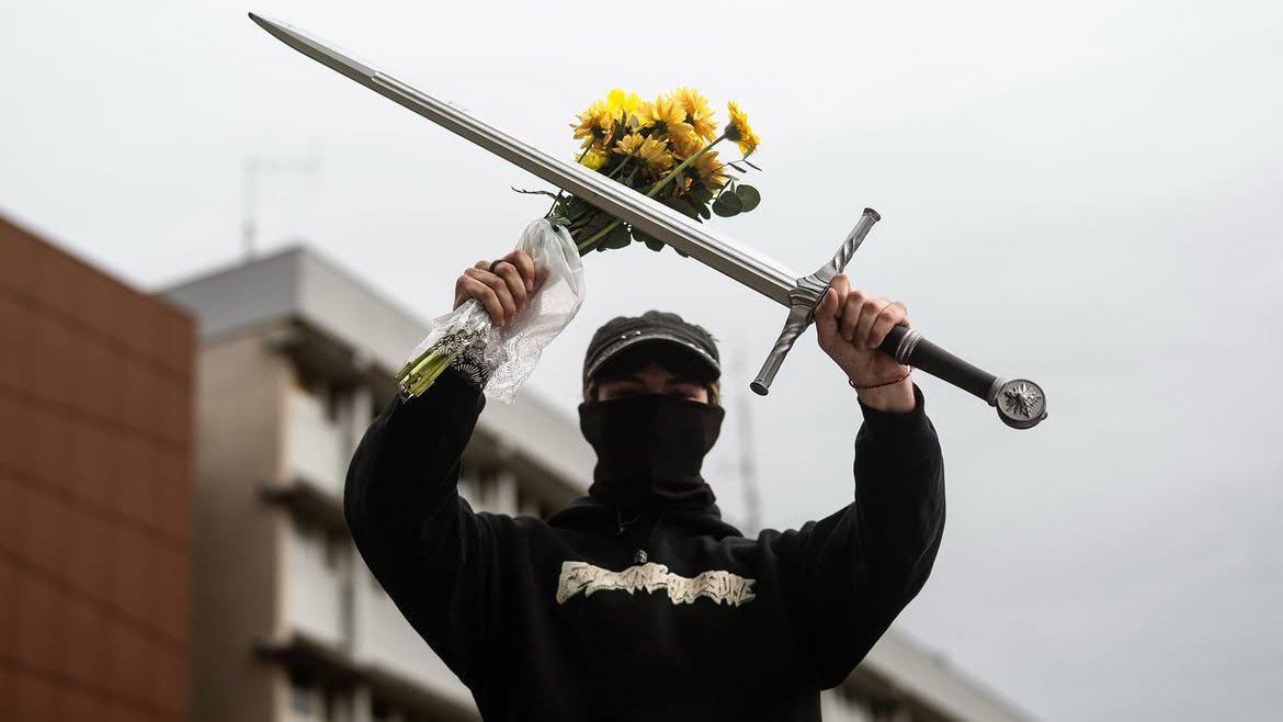 EditionKrimmeri's tweet photo. Prenez soin de vous. Prévoyez de quoi vous protéger : gilets jaunes, gants, lunettes de plongée, masques et sérum physiologique. Mais surtout, restez solidaires et veillez les uns sur les autres.

À tous ceux qui descendront dans la rue, et particulièrement aux plus jeunes, soyez prudents. On veut que chacun puisse rentrer chez soi sain et sauf. Face aux violences policières, restez vigilants et, si vous êtes témoins de bavures, filmez-les lorsque vous pouvez le faire sans vous mettre en danger. Ces images peuvent être essentielles pour établir la vérité.

N’ayez jamais honte de vous battre pour vos droits. Rien n’est jamais acquis, et il serait hors de question de rester silencieux pendant que notre avenir se décide sans nous. Nous sommes les générations de demain, et nous méritons de pouvoir construire cet avenir plutôt que de le subir.

Prenez soin de vous, protégez vos proches et aidez ceux qui en ont besoin lorsque la situation le permet. Dans ces moments-là, la solidarité est notre meilleure force.

Restez unis, restez prudents et ne baissez pas les bras. On ne devrait jamais avoir à risquer sa vie pour faire respecter ses droits. ✊

(📸 Mathilde Cybulski via Insta)