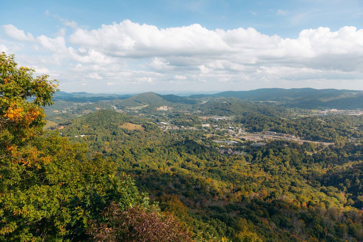 MastStore's tweet photo. Why do people climb mountains? To see a view like this! 
📍Howard Knob Park, Boone, NC https://t.co/mpnOQQaHwB