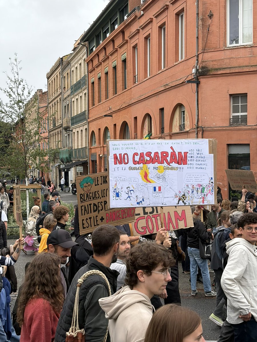 FraPiquemal's tweet photo. 80 000 personnes à Toulouse ! 

Une manifestation historique et bon enfant de 7 à 77 ans ! https://t.co/M1FttZ33T6