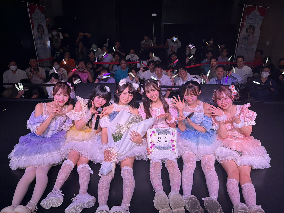 tonphalae_info's tweet photo. 📍SHIBUYA ONE5
定期公演 “花図鑑” p.9

お越しいただきありがとうございました🤍

本日をもちまして、矢花あずさが
翔んでファレノプシスを卒業いたしました。

これまであずさを温かく見守り支えてくださった皆様、本当にありがとうございました。

あずさと共に歩んできた日々、皆様と作り上げてきた景色は、私たちにとってかけがえのない宝物です。
今日まであずさに向けてくださったたくさんの優しさと愛に、心より感謝申し上げます。

あずさのこれからの未来が、たくさんの幸せで彩られますように🕊️⟡.·

今後も翔んでファレノプシスの応援を何卒よろしくお願い致します。

#翔んでファレノプシス