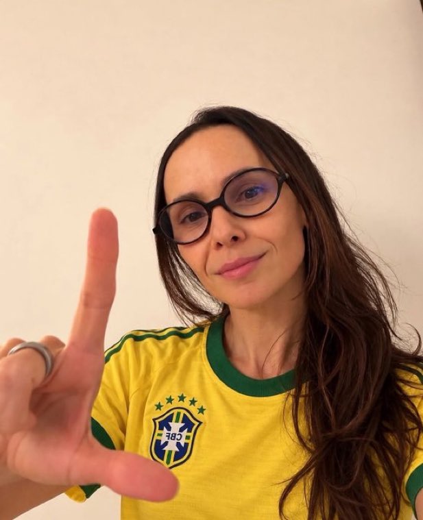 centralreality's tweet photo. Débora Falabella fazendo o L em nova foto. https://t.co/U7zvFr8N1P