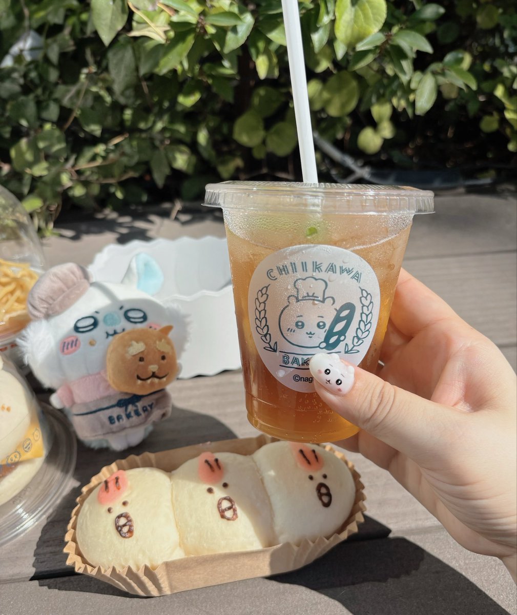 yukanyan2525's tweet photo. ドリンクカップも可愛い〰️🥤🩷✨️
ランダムコースターは古本屋さんでした🦀
ちいかわコロッケバーガー美味しかったな🍔🎶

 #ゅかにゃー飯 https://t.co/VqEFN1uMnj