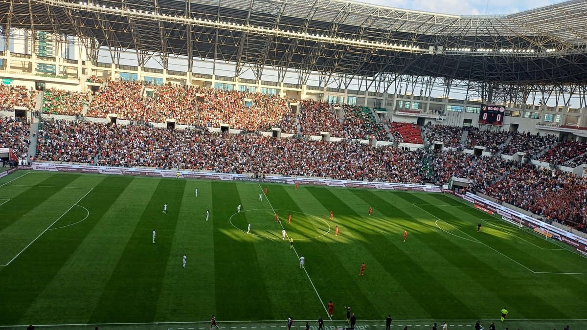 MedGundem21's tweet photo. #Amedspor-#Konyaspor karşılaşmasında ilk düdük çaldı!
Amedspor ile Konyaspor arasında Süper Lig’in 8. haftasında oynanan karşılaşma başladı. Hakemin ilk düdüğüyle birlikte mücadele start alırken, yeşil-kırmızılı ekip sahasında galibiyet için mücadele ediyor. Tribünlerdeki taraftarlar takımlarına destek verirken, karşılaşma 90 dakika boyunca büyük bir heyecana sahne olacak.