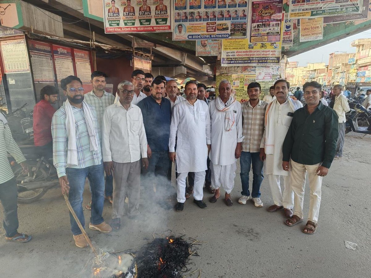 IndrajGurjarinc's tweet photo. आज राजस्थान प्रदेश कांग्रेस अध्यक्ष श्री गोविंद सिंह डोटासरा जी के दिशानिर्देशानुसार एवं जिला कांग्रेस कमेटी के नेतृत्व में भाजपा प्रदेश अध्यक्ष मदन राठौड़ के कथित राष्ट्रविरोधी बयान के विरोध में जिला मुख्यालय स्थित ज्योतिबा फुले सर्किल, मेन चौराहे पर पुतला दहन कर जोरदार विरोध प्रदर्शन किया गया। इस दौरान कांग्रेस कार्यकर्ताओं ने नारेबाजी कर भाजपा के खिलाफ अपना आक्रोश व्यक्त किया।

इस अवसर पर मैंने पत्रकारों को संबोधित करते हुए कहा कि पाकिस्तान के पक्ष में बयान देने वाले भाजपा नेताओं को देश की जनता कभी माफ नहीं करेगी। जिस पाकिस्तान ने भारत के नागरिकों की जान ली, उसके प्रति समर्थन जताने वाले बयान बेहद निंदनीय हैं। भाजपा को ऐसे बयानों पर अपना रुख स्पष्ट करना चाहिए।

इस दौरान प्रदर्शन में प्रदेश उपाध्यक्ष (मानवाधिकार एवं RTI विभाग) श्री रमेश गुप्ता, वरिष्ठ कांग्रेस नेता डॉ. माली राम कसाणा, प्रदेश महासचिव (चिकित्सा प्रकोष्ठ) डॉ. अभिलाष मीना, जिला कांग्रेस उपाध्यक्ष एवं ब्लॉक कांग्रेस प्रभारी डॉ. धर्मपाल रावत, जिला सचिव मनोज शर्मा मैड़-बैराठ, श्री सुभाष भारद्वाज, पूर्व ब्लॉक उपाध्यक्ष श्री बाबूलाल सैनी, पूर्व पार्षद श्री सुन्दर लाल सैनी, पार्षद श्री दारा सिंह कसाणा, श्री सचिन रावत, श्री वीरेन्द्र कसाणा, श्री संजय गुर्जर एवं श्री कमलेश मीणा सहित अनेक वरिष्ठ कांग्रेस नेता, पदाधिकारी एवं कार्यकर्ता शामिल हुए।

#RajasthanCongress #IndrajGurjar #GovindSinghDotasra #Congress #KotputliBehror